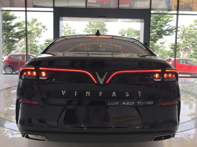 VinFast Lux A2.0: Khuyến mãi, giá xe, lăn bánh tháng 11/2019