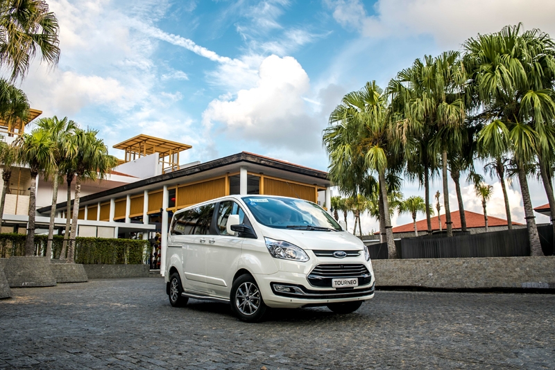 chum anh chi tiet ford tourneo doi thu cua toyota innova