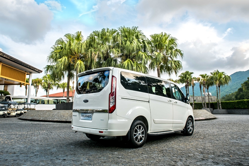 chum anh chi tiet ford tourneo doi thu cua toyota innova