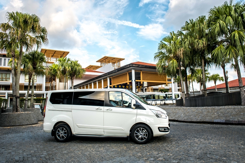 chum anh chi tiet ford tourneo doi thu cua toyota innova