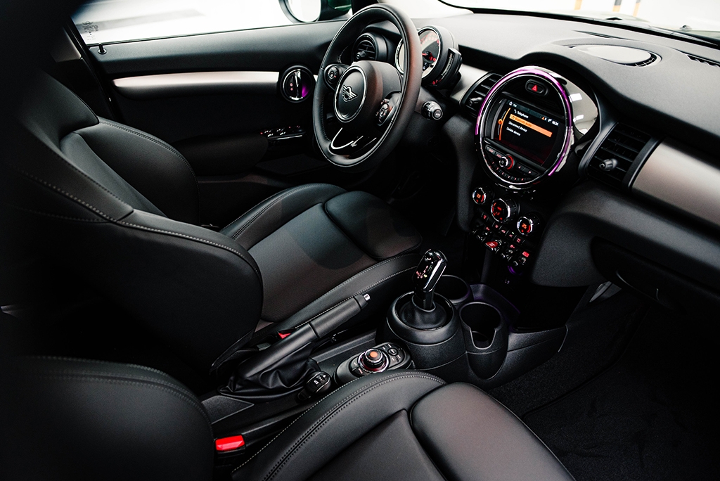 Mini Cooper 3 cửa và Mini One 5 cửa 2021 về Việt Nam, giá hơn 1,5 tỷ