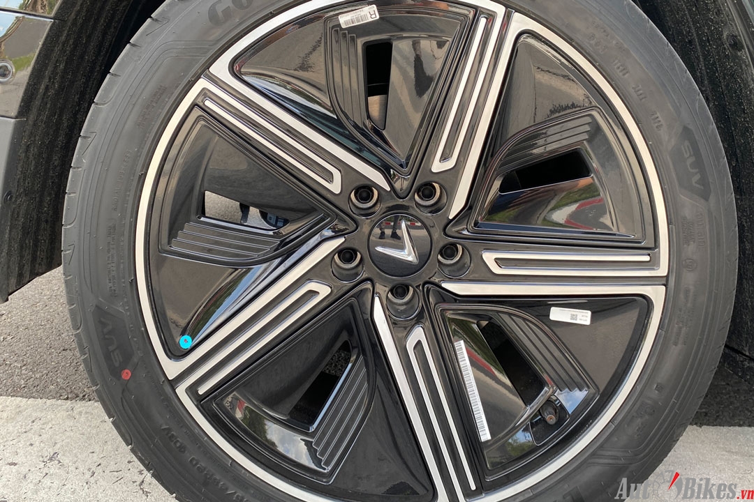 Chi tiết VinFast VF7 vừa ra mắt Việt Nam