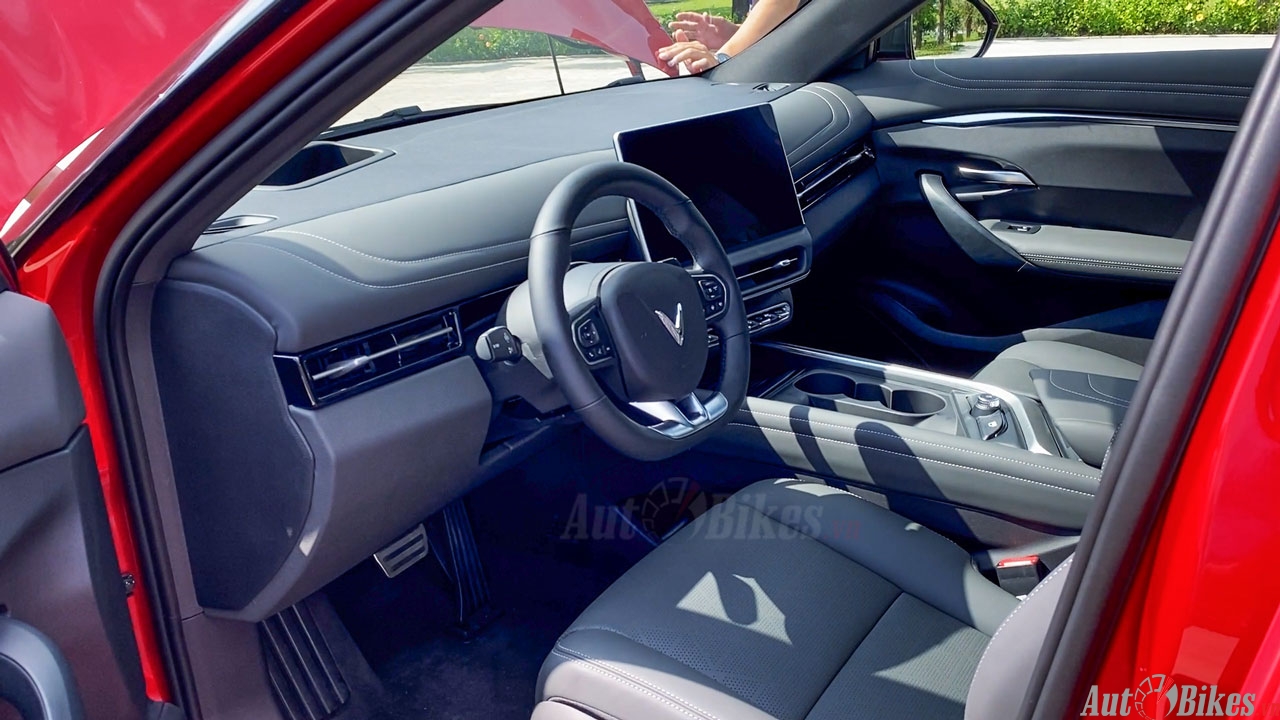 Chi tiết VinFast VF7 vừa ra mắt Việt Nam