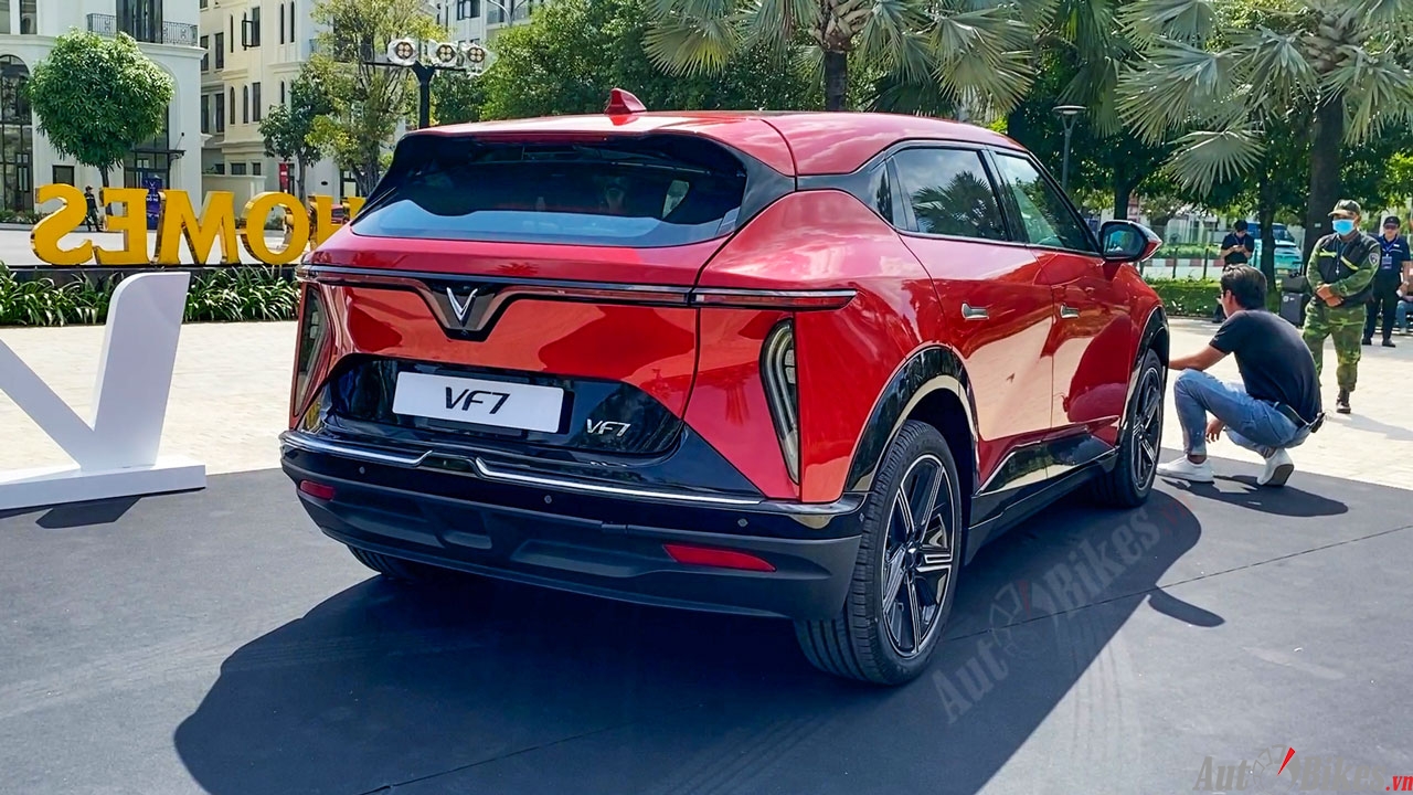 VinFast nhận đặt cọc ô tô điện VF7, ưu đãi 30 triệu đồng cho khách tiên phong